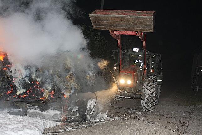 Bild 4: Bilder und Video vom Heuwagen-Brand in Brigachtal