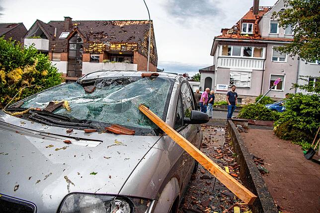 Eine Dachlatte steckt am 20. Mai 2022 in der Windschutzscheibe eines geparkten Autos in Paderborn, nachdem ein Sturm große Schäden ...