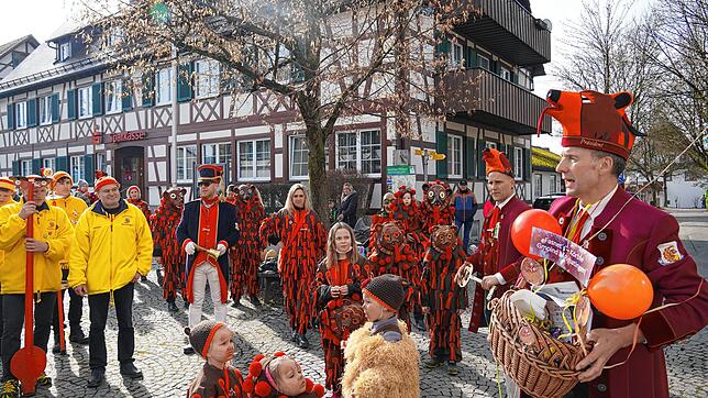 Närrisch her ging‘s trotz aller Beschränkungen und ohne vorherige Werbung auch in Bermatingen: Zunftpräsident Flepp Müller ...