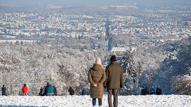 Baden-Württemberg, Stuttgart: Menschen genießen das sonnige Winterwetter mit dem Blick über die verschneite Landschaft Richtung Ludwigsburg.