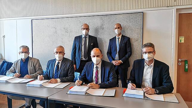 Sie haben den Vertrag unterschrieben (von links): Stadtwerke-Chef Axel Blüthgen, Christof Schulte (Vorstandsmitglied der Thüga), Markus ...