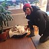 Bettina Schirmer-Stein mit Hund Kimba, der in aller Regel vier Stunden alleine zu Hause verbringt. Mit der Katze der Familie versteht ...