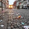 Kehraus nach einer langen Nacht: Am Freitag nach dem Schmotzigen bleibt viel Müll übrig.