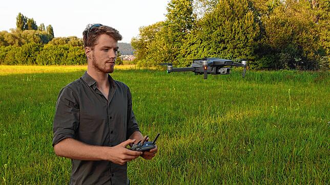 Der 17-jährige Jonas Ballinger demonstriert auf einer Wiese bei Bodman die Flugfähigkeit seiner Drohne. Zusammen mit der ...