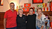 Eine gelungene Überraschung: Schlagersängerin Alexandra Hofmann (rechts) mit dem Team der Lebensmittelhilfe in Meersburg, (von links) ...