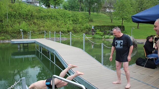 Mit einem Hechtsprung in den noch eiskalten Badesee eröffneten Initiator Holger Kostenbader (von links) und Bürgermeister Karlheinz ...