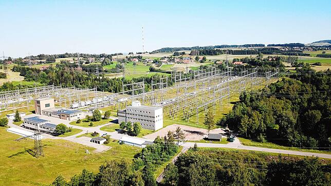 Drohnenaufnahme des Netzknotens Kühmoos vom 25. Juni 2020. Im Hintergrund sind mit Blick Richtung Norden der Weiler Jungholz und der ...