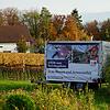 Ein grünes Kreuz und ein Plakat gegen das Volksbegehren: Auch Fabian Dimmeler steht wie viele Winzer voll hinter dieser Protestaktion ...