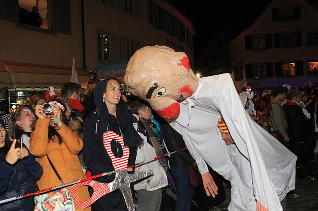 Bild 11: Weiß in Weiß: Bilder vom Konstanzer Hemdglonker-Umzug