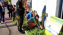 Unter dem Motto „Singen ist schön, wir sind dabei“ haben Vertreter der Freien Wähler ihre erste Pflanzaktion zur Flächenbegrünung ...
