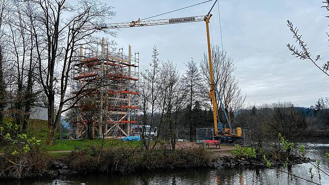Weitsicht an der Wehramündung: Der Turm hat seine endgültige Höhe schon erreicht.