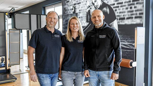 Sie freuen sich über den neuen ProSana-Standort in Singen: Inhabende Geschäftsführer Jens und Evelin Veitinger sowie Sebastian ...