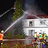 Der Dachstuhl eines Hauses in Mahlspüren im Tal brennt. Die Feuerwehr löscht von drei Seiten.
