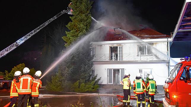 Der Dachstuhl eines Hauses in Mahlspüren im Tal brennt. Die Feuerwehr löscht von drei Seiten.
