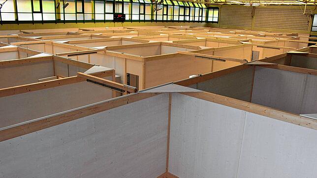 Die Belegung von Hallen, wie hier 2016 die Chilbi-Sporthalle in Waldshut, zur Unterbringung von Flüchtlingen, ist laut Landrat Martin ...