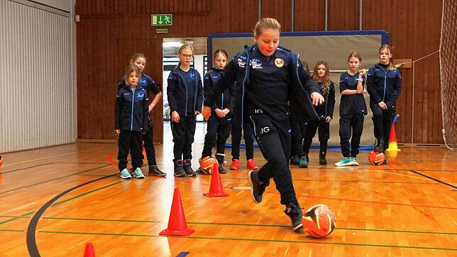 Rum ums Hütchen und ab ins Tor: Die Kickerinnen des SVA üben den Umgang mit dem Ball.