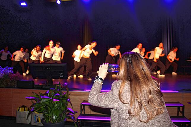 Zahlreiche Handys waren auf den Auftritt der Hip-Hop Tanzgruppe No NameZ aus dem Jugendzentrum Tiengen (Juz) gerichtet.