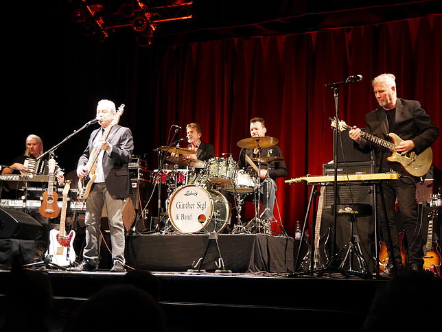Günther Sigl (Zweiter von links) begeisterte im Gloria-Theater mit seiner Band, bestehend aus (weiter von links) Wolfgang Götz an den ...