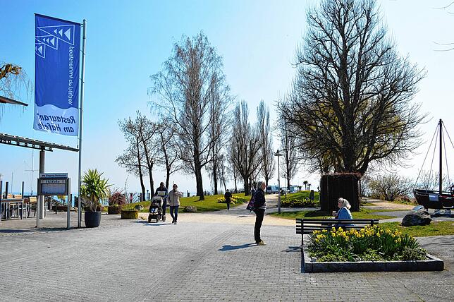 Das herrliche Wetter lockt nach draußen &ndash; auch am Immenstaader Landungsplatz.