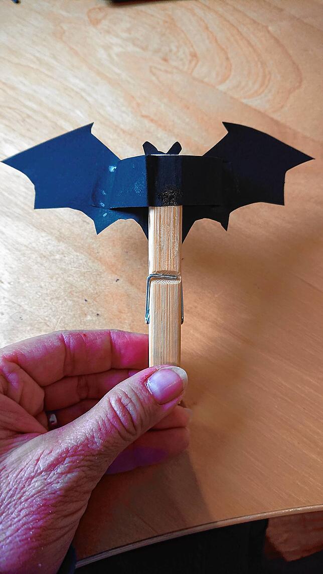 So wird der Papierstreifen auf der Rückseite des Vampirs befestigt.