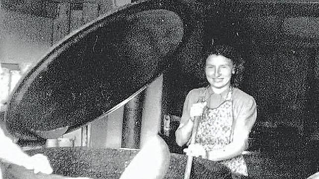 Mit einer Sondererlaubnis der Franzosen durften Elisabeth Butz die Holzbrücke in die Schweiz überqueren &ndash; hier ist sie beim ...