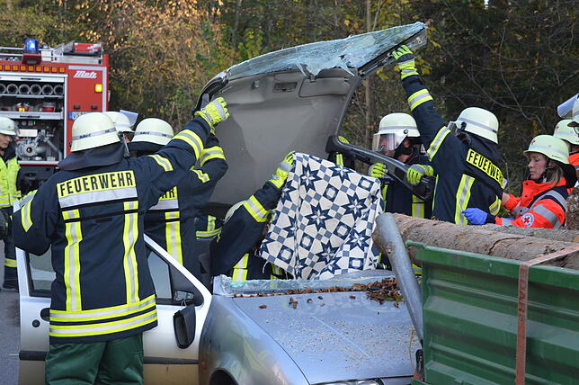 Auch das Dach des Autos muss von der Feuerwehr professionell und sehr vorsichtig abgetrennt werden.