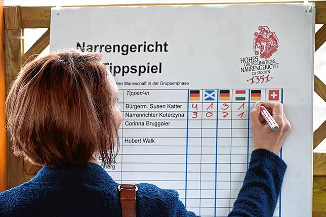 Bürgermeisterin Susen Katter trägt beim Tippspiel ihre Tipps ein.