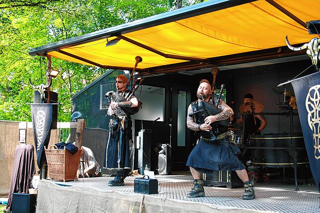 Die Band „Weltenkrieger“ unterhält die Gäste auf einer der Open-Air-Bühnen. Neben der