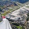 Ein Luftbild des Flughafens Kloten von einer Bombardier CS100 der Swiss-Air aus gesehen.