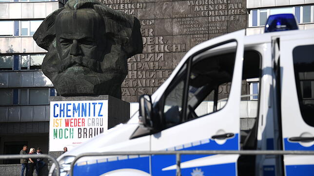 Demonstration des rechtspopulistischen Bündnisses Pro Chemnitz: Ein Polizeifahrzeug steht vor Beginn der Demonstration vor dem ...