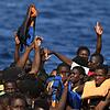 Diee Aufnahme zeigt eine Seenotrettung von afrikanischen Bootsflüchtlingen vor der libyschen Küste. Die SPD-Gemeinderatsfraktion ...