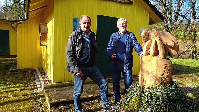 Vorsitzender Werner Leber (links) und Zuchtobmann Karl Bausch vom Imkerverein Waldshut-Tiengen freuen sich über viele Teilnehmer beim ...
