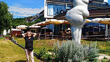 Die üppig-weibliche Yolanda-Skulptur der Bildhauerin Miriam Lenk gefällt der Aachenerin so gut, dass sie sich für ein Selfie dazugesellt.