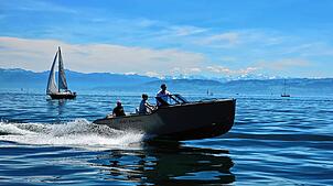 Unterwegs mit dem Boot auf dem Bodensee: Viele träumen davon. Doch wie einfach ist der Einstieg in den Wassersport wirklich? Wir ...
