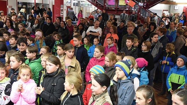 tgx_28_realschule_01.Die künftigen Schüler der Realschule verfolgen den Auftritt der Rock-AG. Bilder