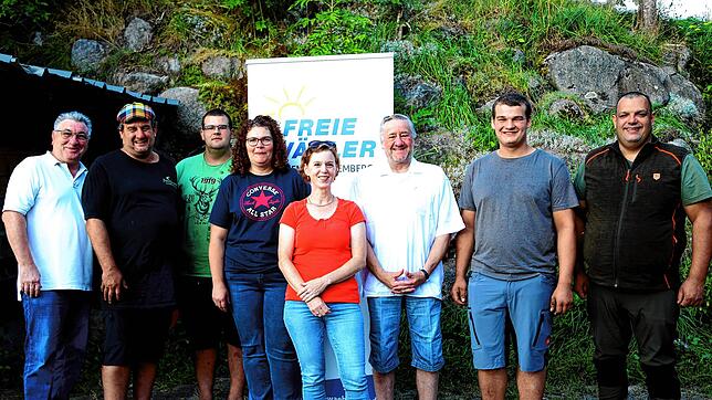 Der Vorstand und die Paten der neu gegründeten Kreisvereinigung der Freien Wähler (von links): Landesschatzmeister Ralf Wendel, ...