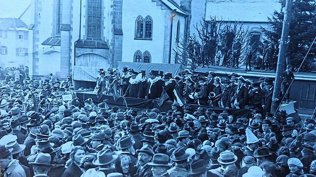 Scharen versammelten sich anno dazumal am Marktplatz vor der Kirche, um zu hören, was der Narrenrat, begleitet von der Stadtkapelle, ...
