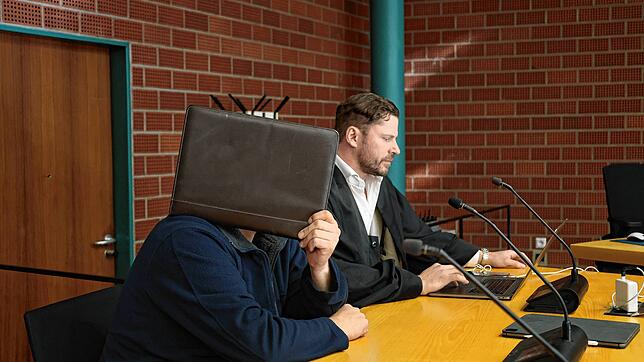 Vor dem Amtsgericht streitet der 55-jährige Physiotherapeut den Vorwurf des mehrfachen sexuellen Missbrauchs in seiner Allensbacher ...