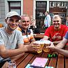 Ein kleines Dankeschön des Guten Hirten an die Helfer der Brandnacht (von rechts): Thomas Linz, Thomas Schaz, Tim Hoffmann, Bernd ...