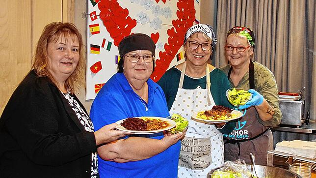 Eröffnung des Mittagstischs im Familienzentrum Markus in der Südstadt: Bettina Geiser, Claudia Bader, Lena Gomer und Vera Schrott (von ...