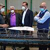 Einblick in die Firma Christian Brädler Bewehrungstechnik. Von links: Christian Brädler, Bürgermeister Martin Benz, ...