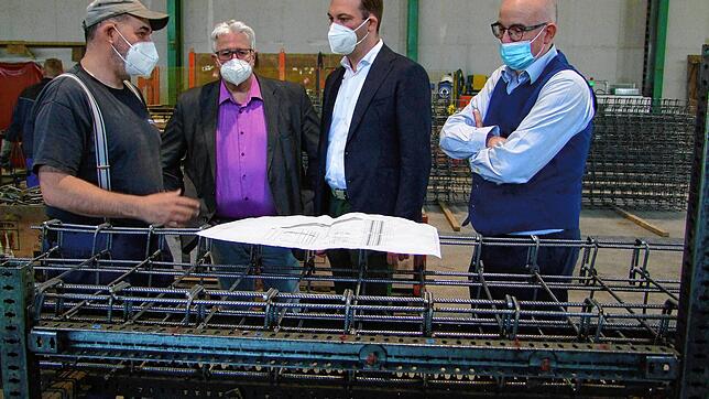 Einblick in die Firma Christian Brädler Bewehrungstechnik. Von links: Christian Brädler, Bürgermeister Martin Benz, ...