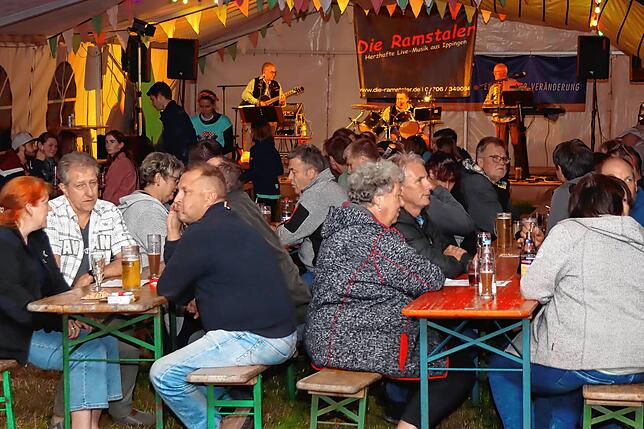 Am Samstagabend unterhalten die Ramstaler die Besucher des Sommerfests.