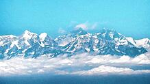 Blick aus dem Flugzeug auf das Himalaya-Gebirge mit dem Mount Everest.