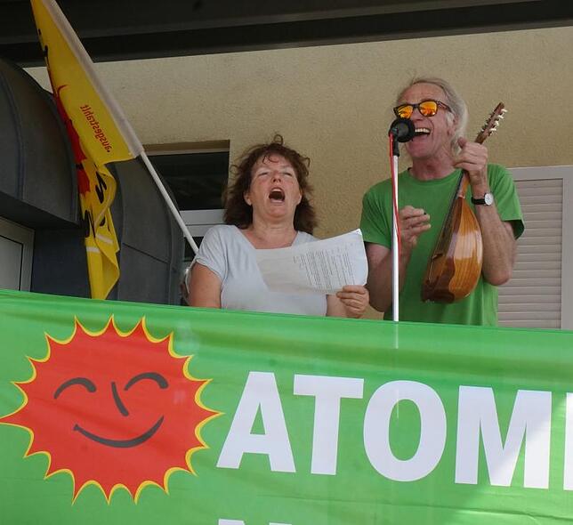 Mit Musik: Bernd Wallaschek vom Kreisverband der Grünen und seine Begleiterin singen gemeinsam mit den Demonstranten „Marmor, Stein und ...