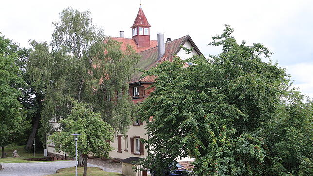 Das an das alte Grundschulgebäude in Mönchweiler angebaute Wohnhaus soll für die Schulerweiterung umgebaut werden. Die hier lebenden ...