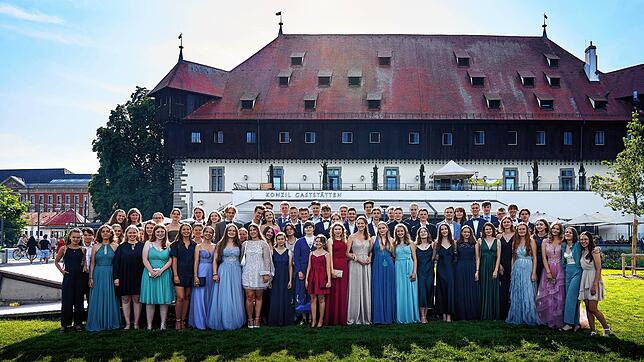 Festlich vor dem Konzil: Der Abi-Jahrgang 2021 des Suso-Gymnasiums.