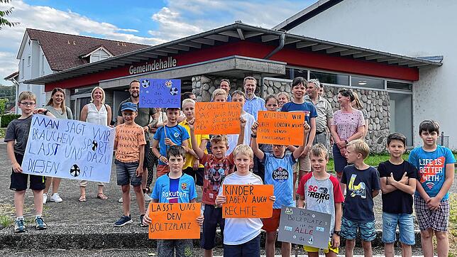 Mit Plakaten bringen Gurtweiler Kinder und ihre Eltern zu Beginn der jüngsten Sitzung des Ortschaftsrats ihren Protest gegen die von der ...