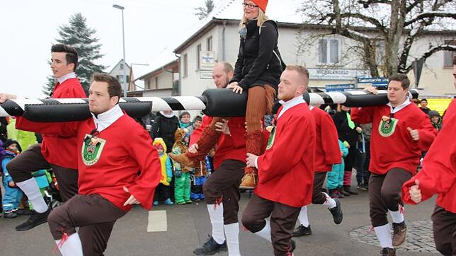 Die Zaunhölzlezunft Krauchenwies pflegt den traditionellen Fasnetsbrauch des Bräutelns. Nauf auf'd Stang hieß es für Jessica Sewerin aus ...