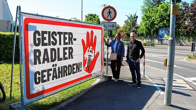 Thomas Mügge, Leiter des Fachbereichs Bauen und die Radverkehrsbeauftragte Petra Jacobi (von rechts) möchten mit ihrer Kampagne Radler ...
